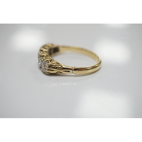 302 - An 18ct gold and diamond five-stone ring, early 20th century, set with a sequence of graduated circu... 