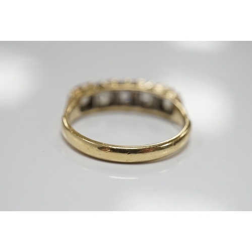 302 - An 18ct gold and diamond five-stone ring, early 20th century, set with a sequence of graduated circu... 