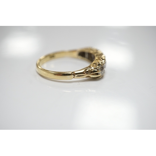 302 - An 18ct gold and diamond five-stone ring, early 20th century, set with a sequence of graduated circu... 