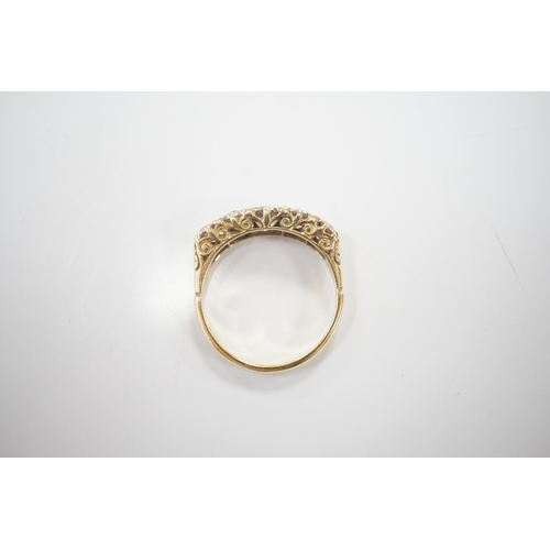 302 - An 18ct gold and diamond five-stone ring, early 20th century, set with a sequence of graduated circu... 