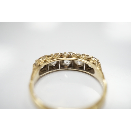 302 - An 18ct gold and diamond five-stone ring, early 20th century, set with a sequence of graduated circu... 