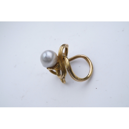 352 - A pearl ring, in the Art Nouveau style, designed as a sinuous tendril, set with a pearl measuring ap... 