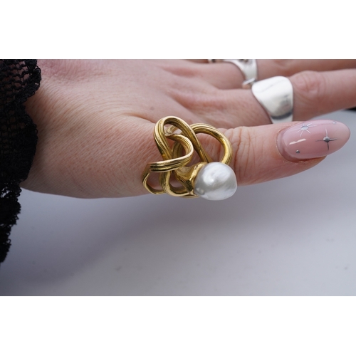 352 - A pearl ring, in the Art Nouveau style, designed as a sinuous tendril, set with a pearl measuring ap... 