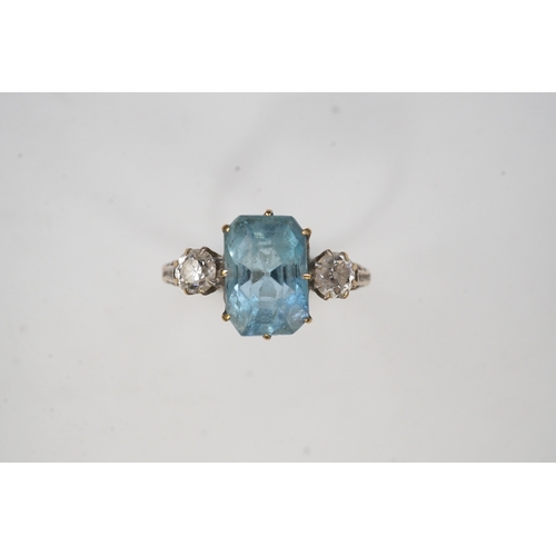 399 - An aquamarine and diamond ring, early 20th century, claw-set with a cushion-shaped aquamarine betwee... 