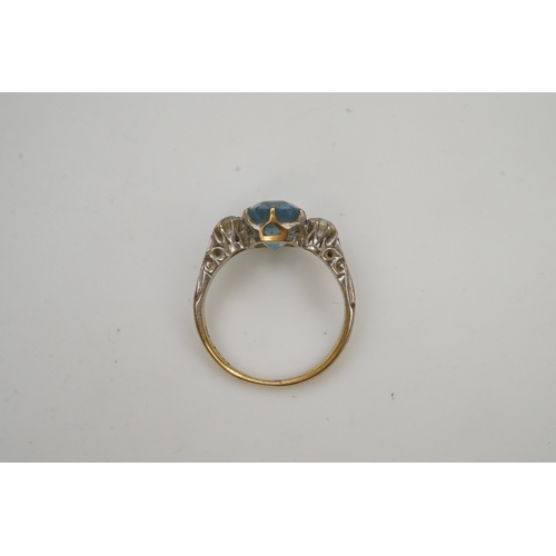 399 - An aquamarine and diamond ring, early 20th century, claw-set with a cushion-shaped aquamarine betwee... 