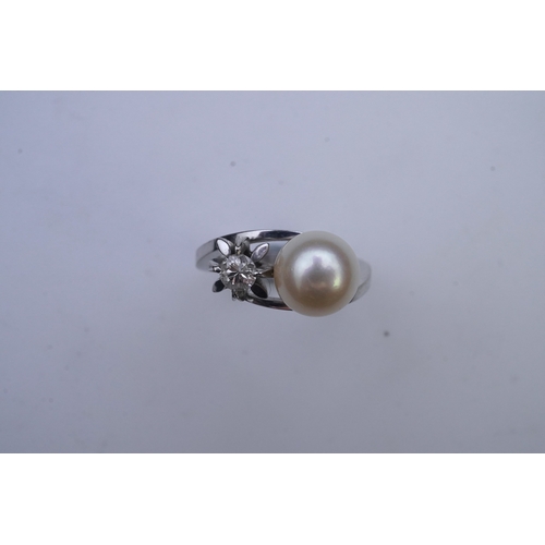 443 - A cultured pearl and diamond toi-et-moi ring, of crossover design, set with a cultured pearl and a c... 