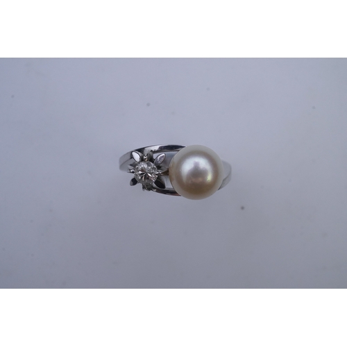 443 - A cultured pearl and diamond toi-et-moi ring, of crossover design, set with a cultured pearl and a c... 