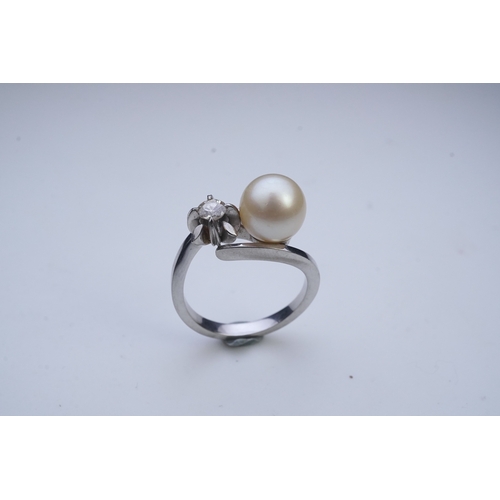 443 - A cultured pearl and diamond toi-et-moi ring, of crossover design, set with a cultured pearl and a c... 