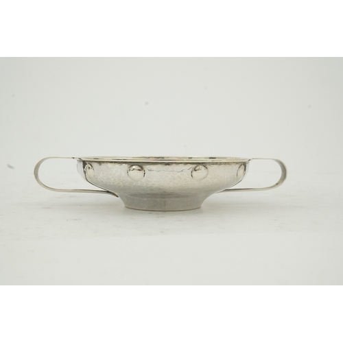 65 - A George V Arts & Crafts planished silver golf related presentation quaich. by Albert Edward Jones, ... 