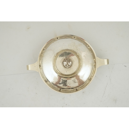 65 - A George V Arts & Crafts planished silver golf related presentation quaich. by Albert Edward Jones, ... 