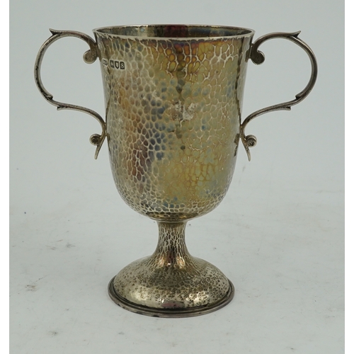 74 - A George V planished silver two handled pedestal cup, by Henry Hodson Plante, London, 1913, 15.1cm, ... 