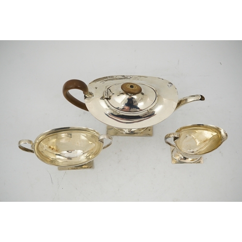 76 - A George V silver three piece tea set by Fenton Brothers Ltd, of oval pedestal form, Sheffield, 1916... 