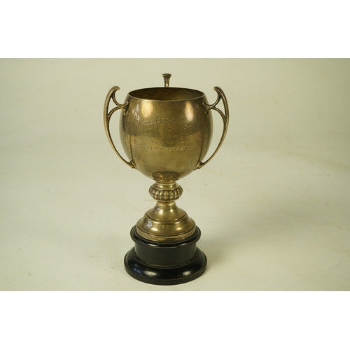 80 - A George V silver tri-handled presentation pedestal trophy cup, with engraved horse racing inscripti... 