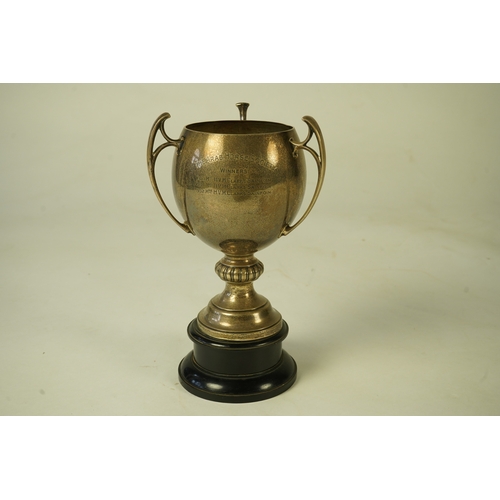 80 - A George V silver tri-handled presentation pedestal trophy cup, with engraved horse racing inscripti... 