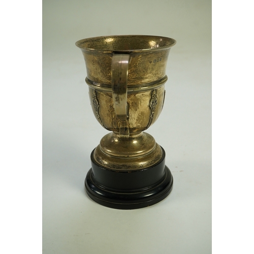 82 - A George V silver two handled presentation trophy cup by The Goldsmiths & Silversmiths Co Ltd, with ... 