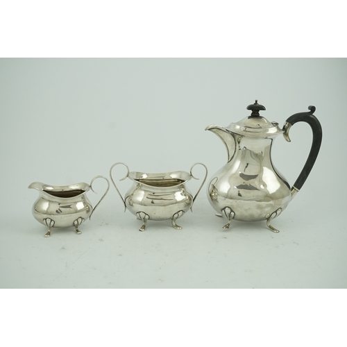 86 - A George V matched silver three piece tea set by Joseph Gloster Ltd, of oval form, Birmingham, 1921,... 