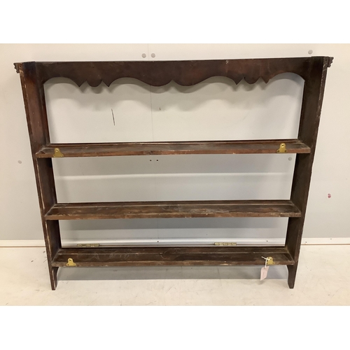 1002 - A small 18th century oak plate rack, width 103cm, height 90cm. Condition - fair