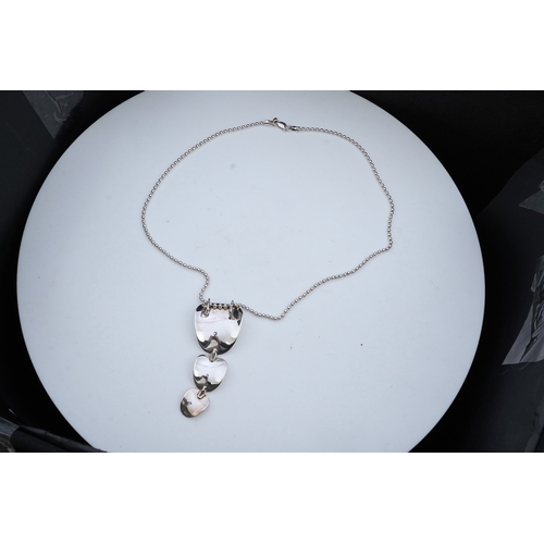 1275 - A Beaverbrooks silver necklace in box