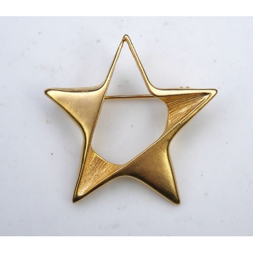 1277 - A tarnished gold star brooch in box