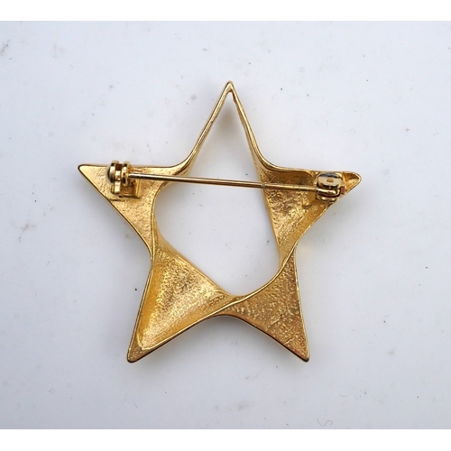 1277 - A tarnished gold star brooch in box