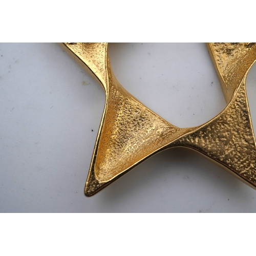 1277 - A tarnished gold star brooch in box