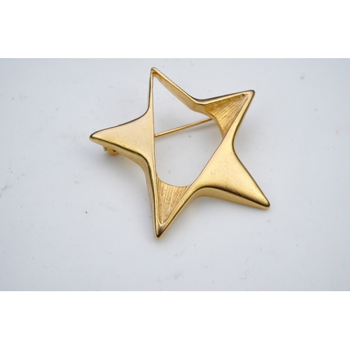 1277 - A tarnished gold star brooch in box