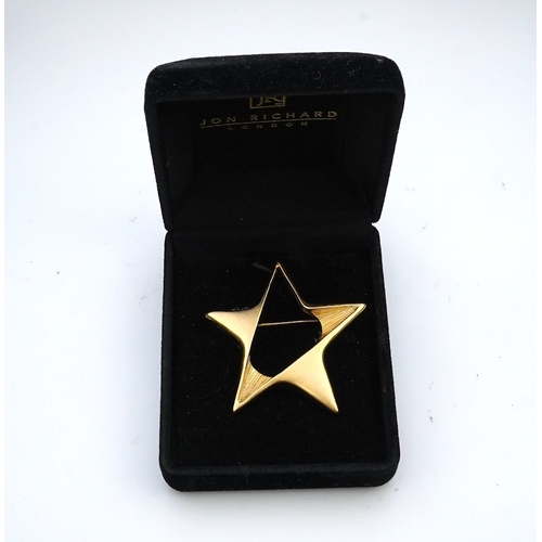 1277 - A tarnished gold star brooch in box