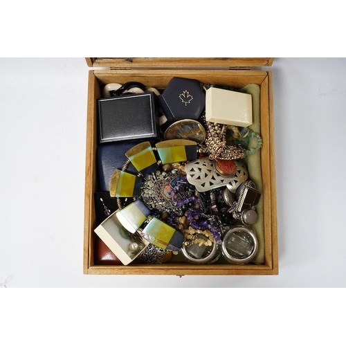 901 - A quantity of assorted costume jewellery and other items including a pair of silver mounted glass sa... 