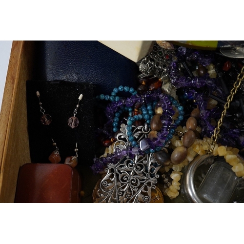 901 - A quantity of assorted costume jewellery and other items including a pair of silver mounted glass sa... 