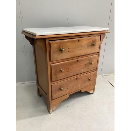 1099 - An early 20th century mahogany marble topped chest of three drawers, width 83cm, depth 42cm, height ... 