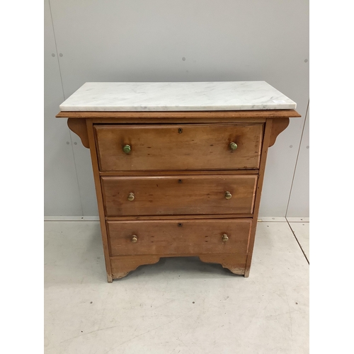 1099 - An early 20th century mahogany marble topped chest of three drawers, width 83cm, depth 42cm, height ... 