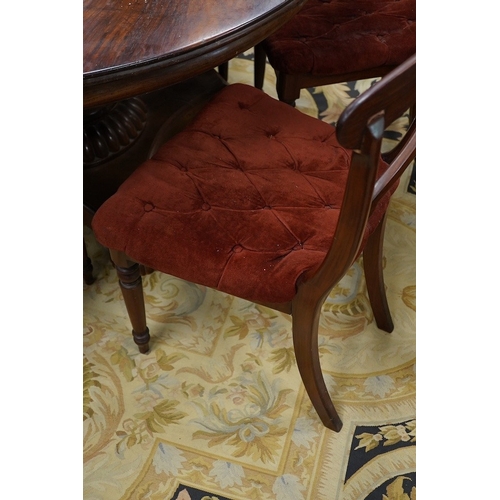 1129 - A 19th century Anglo-Indian rosewood circular breakfast table and six chairs, table diameter 144cm, ... 