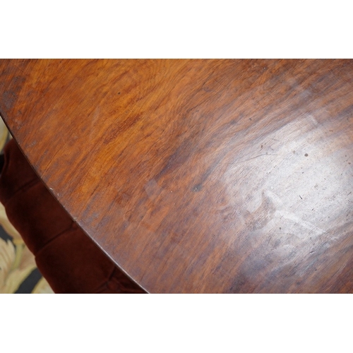 1129 - A 19th century Anglo-Indian rosewood circular breakfast table and six chairs, table diameter 144cm, ... 