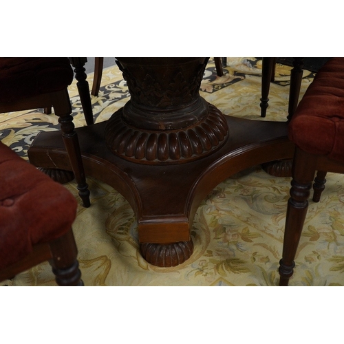 1129 - A 19th century Anglo-Indian rosewood circular breakfast table and six chairs, table diameter 144cm, ... 