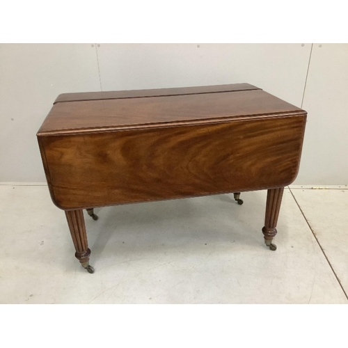 105 - A George IV mahogany drop flap extending dining table, width 228cm extended, two spare leaves, depth... 