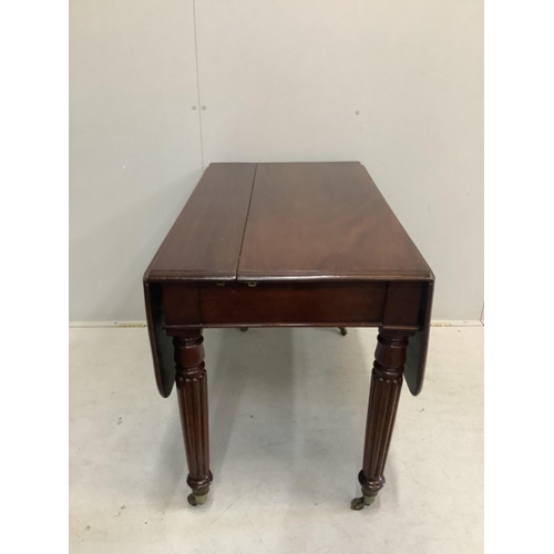 105 - A George IV mahogany drop flap extending dining table, width 228cm extended, two spare leaves, depth... 