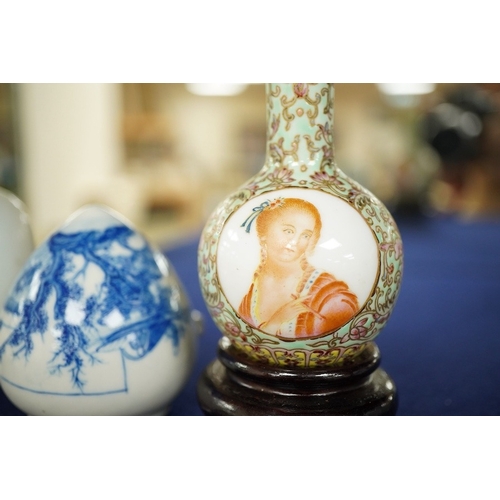 2464 - A Chinese enamelled white glass snuff bottle, a blue and white bird feeder and a famille rose vase, ... 