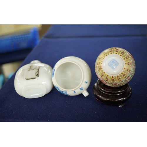 2464 - A Chinese enamelled white glass snuff bottle, a blue and white bird feeder and a famille rose vase, ... 