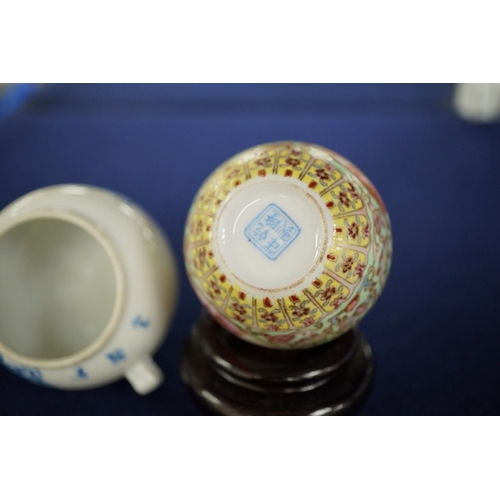 2464 - A Chinese enamelled white glass snuff bottle, a blue and white bird feeder and a famille rose vase, ... 