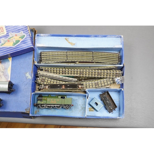 253 - A small collection of Hornby Dublo railway for 3-rail running, including; an LNER class N2, 0-6-2T l... 
