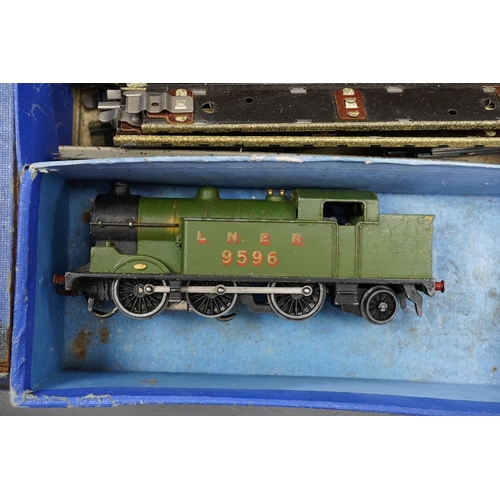 253 - A small collection of Hornby Dublo railway for 3-rail running, including; an LNER class N2, 0-6-2T l... 