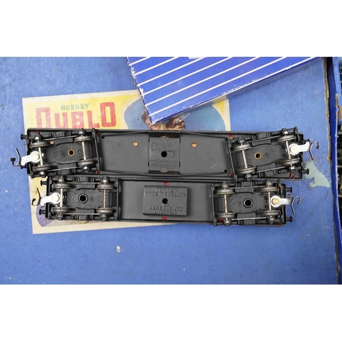 253 - A small collection of Hornby Dublo railway for 3-rail running, including; an LNER class N2, 0-6-2T l... 