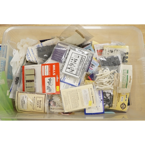 258 - A collection of 00 gauge model railway, including three box train sets by Jouef, Mainline and Hornby... 