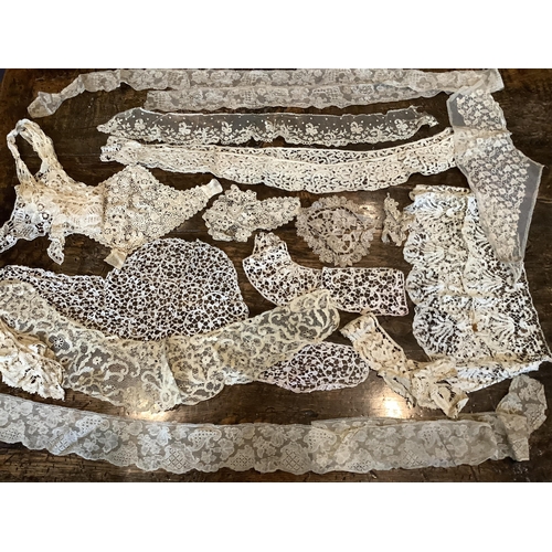 62 - A small collection of 18th and 19th century mixed hand made laces, including two lengths of Mechlin,... 
