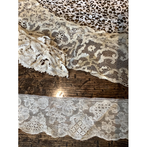 62 - A small collection of 18th and 19th century mixed hand made laces, including two lengths of Mechlin,... 