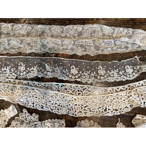 62 - A small collection of 18th and 19th century mixed hand made laces, including two lengths of Mechlin,... 