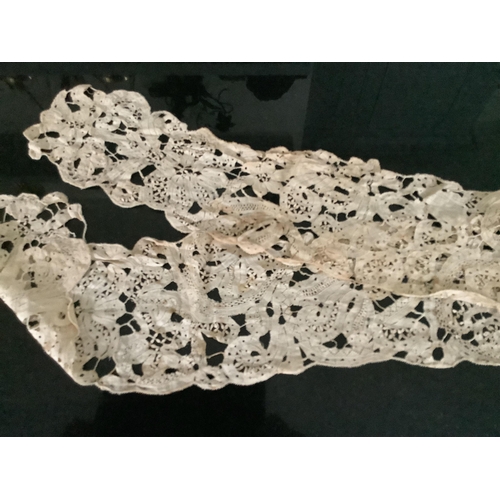 67 - A late 18th century Venetian long bobbin lace streamer for a fall cap 112cm long x 13cm wide, togeth... 