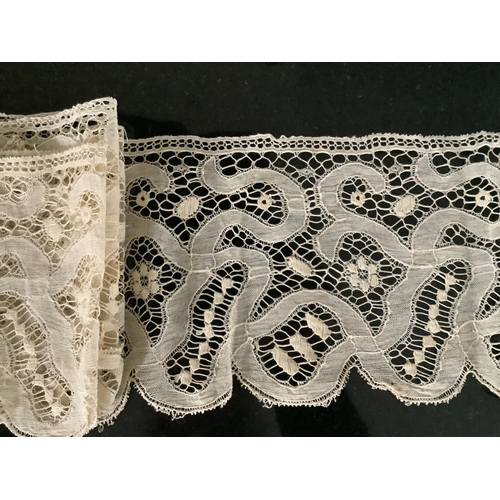 67 - A late 18th century Venetian long bobbin lace streamer for a fall cap 112cm long x 13cm wide, togeth... 