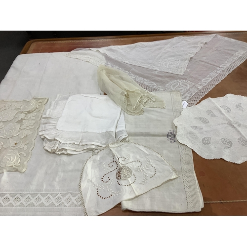 87 - A fine 19th century white linen, ladies white embroidered shawl collar with fine crochet edging, two... 