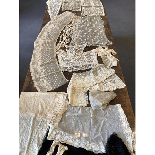 89 - A good collection of late 19th and 20th century cream and black machine made laces, including, stole... 